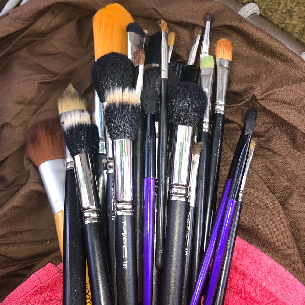 Everything must go $14 each auth mac brushes - Picture 5 of 10